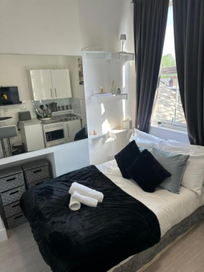 Compact and Bright Studio Flat West London 3A